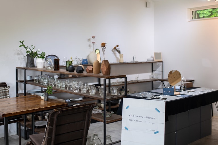 暮らしの器や服飾品など、使い勝手がよく美しい手仕事に出会える「gallery shop & cafe Mono.」。