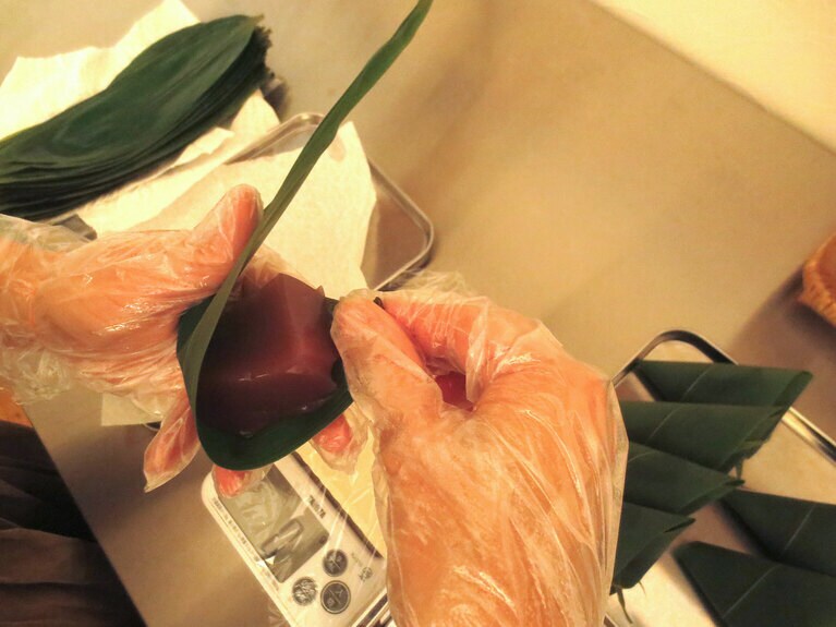 ういろうを笹で包む手元。