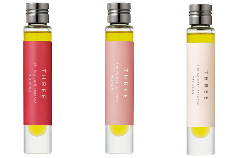 左：Refresh シトラススパイスの香りで本来のパワーを発揮。中：Women 心が落ち着かないときはゼラニウムで優しい気持ちに。右：Calming ローズなどの芳醇な香りはイライラを抑えたいときに。AIMING BELOVED BATH ESSENCE 7.5ml×3本 6,500円／THREE(2020年11月11日初回限定発売)