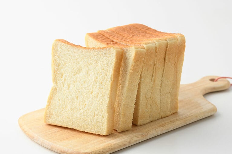 デリベイク明治屋 プレミアム食パン 388円(6枚切り)。