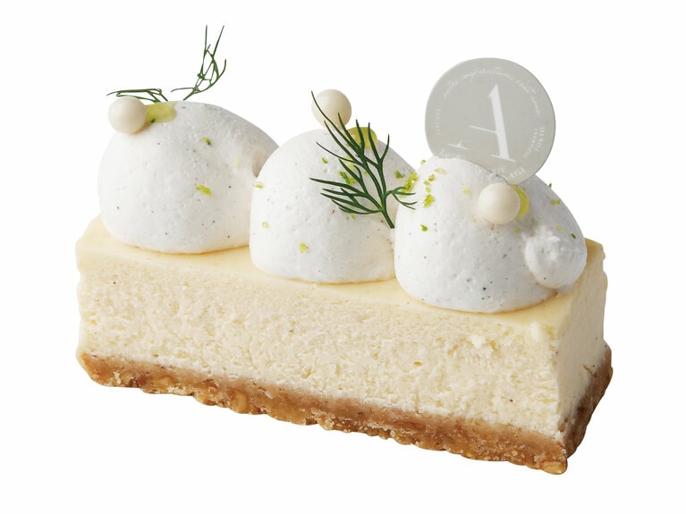 2層の半生チーズケーキ 810円。