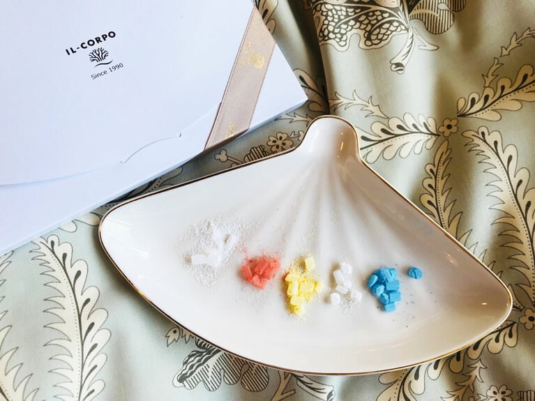 すべてお湯に溶かすと乳白になるタイプ。左から2番目のオレンジレッドは、ローズドゥフトボルケ。ブルーのものはラベンダー。どちらもミルキーカラーになり、見た目と香り両方で癒されます。