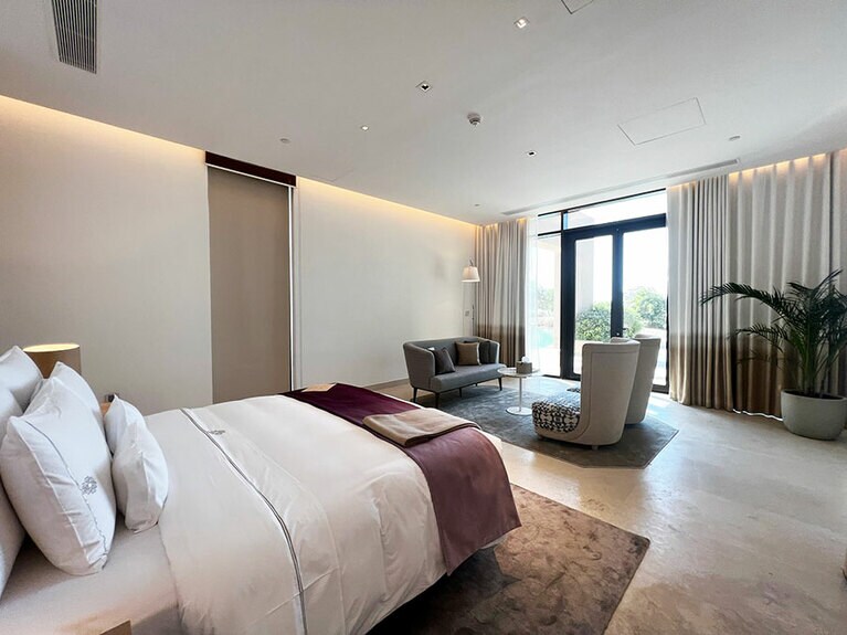 3つあるベッドルームのうちの主寝室。ナチュラルなトーンでまとめられています。