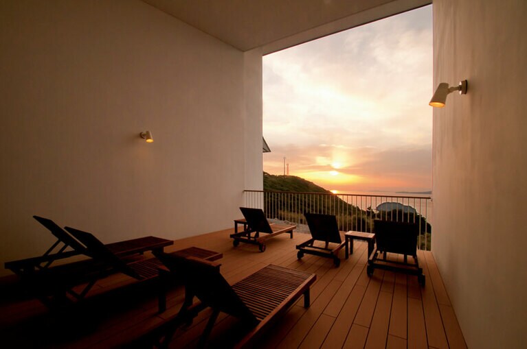 【五島列島リゾートホテル マルゲリータ】大海原を眼下に望むリゾートホテル。温泉は東西に眺望が開け、海と空を赤く染める朝日、夕日を堪能できる。海の幸や五島牛などを味わえるイタリアンが絶品。