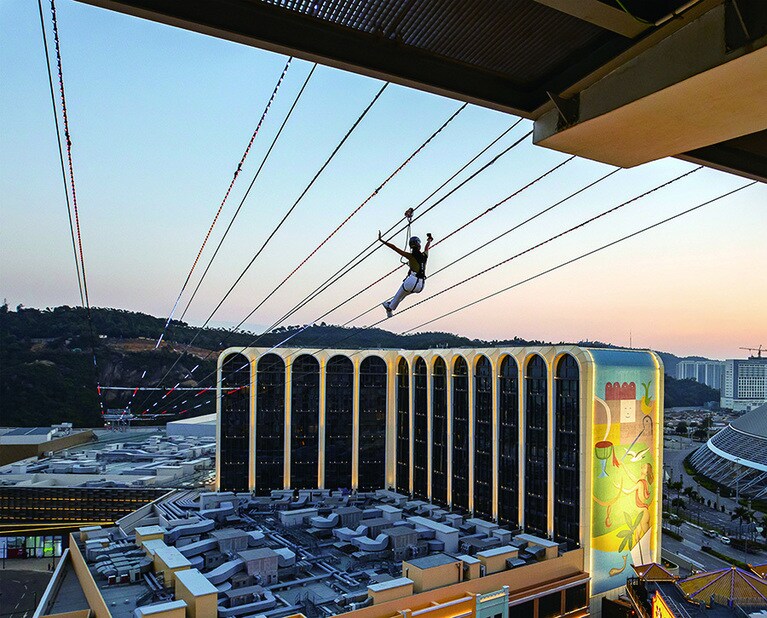 ジップシティマカオ。アジア太平洋地域で初めての都市型ジップライン。昼夜楽しめる。