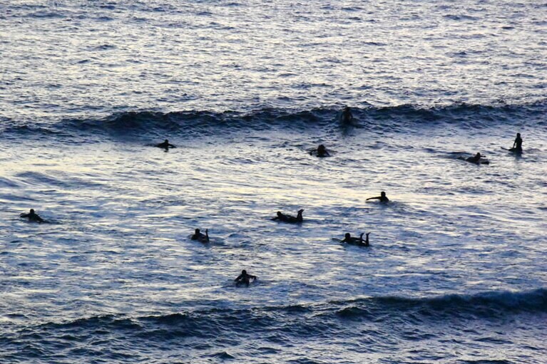 サンセットを眺めながらの波待ちは、どこかリラックスした雰囲気。