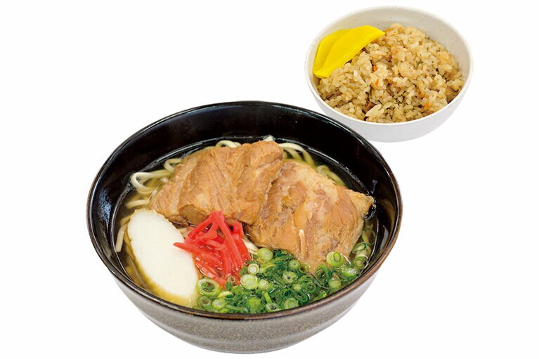 ［そば処 玉家 本店］左から：ソーキそば(大) 700円、ジューシー 150円。