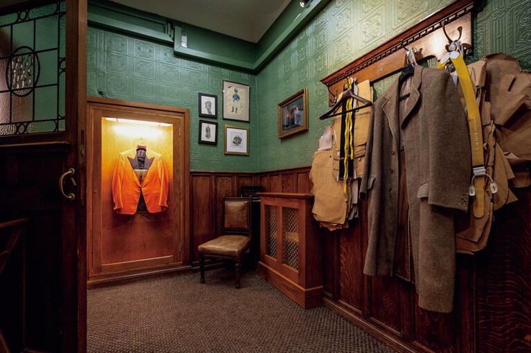 映画『キングスマン』の出演者の衣裳が飾られた試着室。