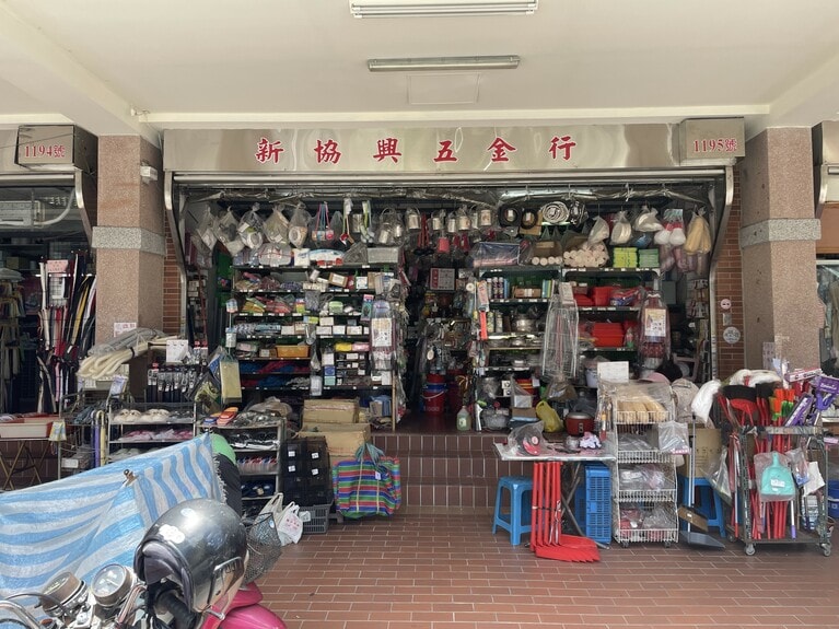 物があふれているように見える店内ですが、お店の人はどこに何があるか把握しているので、探し物があれば聞いてみましょう。