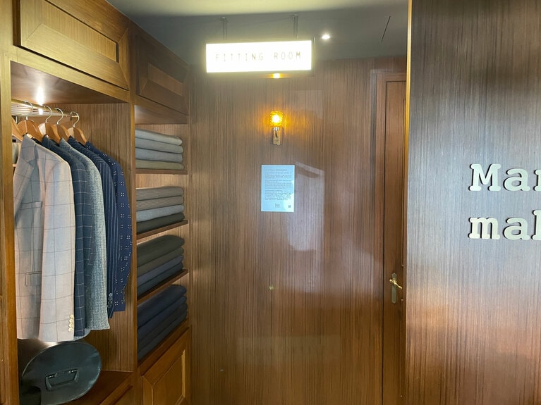 受付のスタッフに「試食をしてみたい」と伝えると、「奥の扉から中へどうぞ」と案内されます。ドキドキしながら扉を開けてみてください。