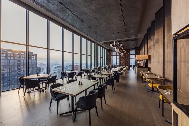 福岡の街を一望できる空間で、九州の食材を堪能できる「Anchor Grill Fukuoka」の店内。テーブル席（写真）のほか、カウンター席とコミュナルテーブル席があり、シーンに合わせて利用できる。