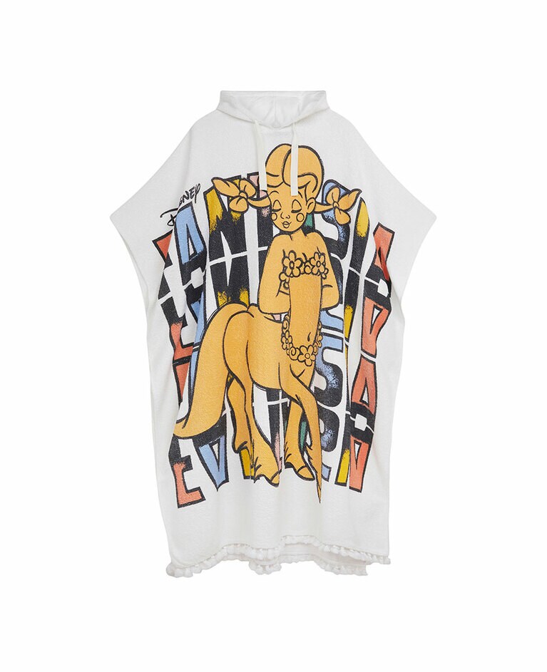 フード付きポンチョ 146,300円。©Disney