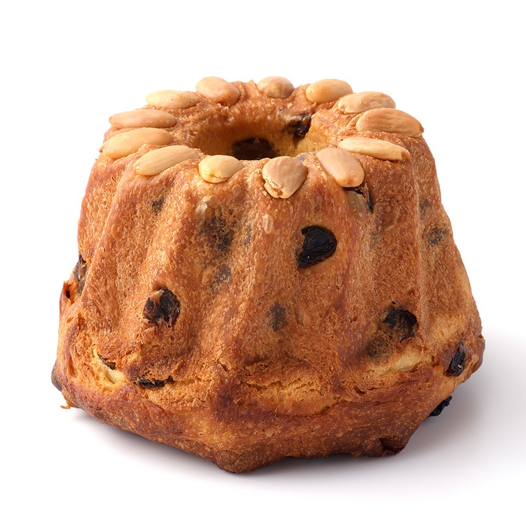 クグロフ・トラディショネル 1,400円。ブリオッシュ生地にレーズンを混ぜ、斜めにうねりのある型で焼いたアルザス地方銘菓。