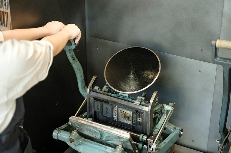 インクをつけた活版を強く紙に押し付ければ、印刷が完了。