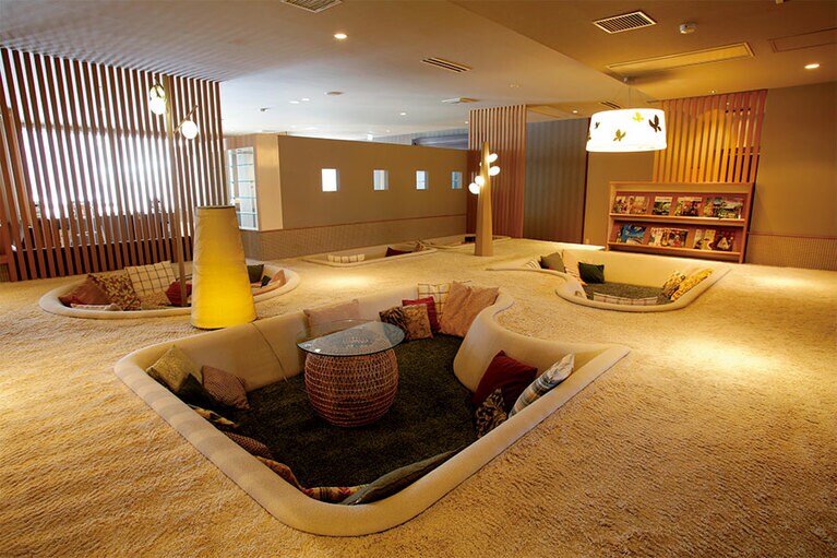 絨毯でくつろげるラウンジ「ごろごろスペース」。／女性のための宿 翠蝶館［北海道・定山渓］