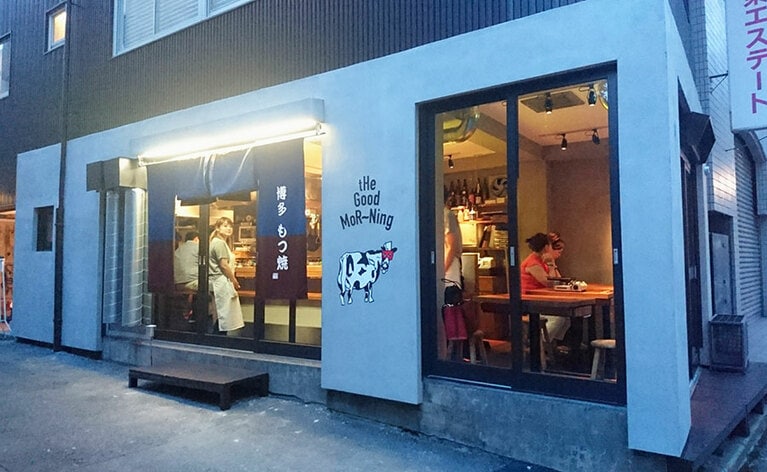 お洒落な外観。カウンターを中心に、テーブル席を合わせ全22席。