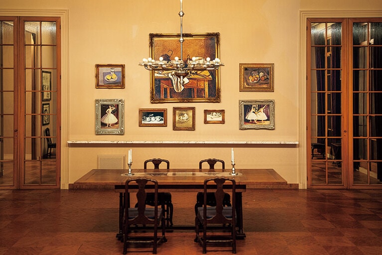 時代の寵児となった先進的画商ポール・ギヨームの住居の室内装飾がミニチュアで再現されている。