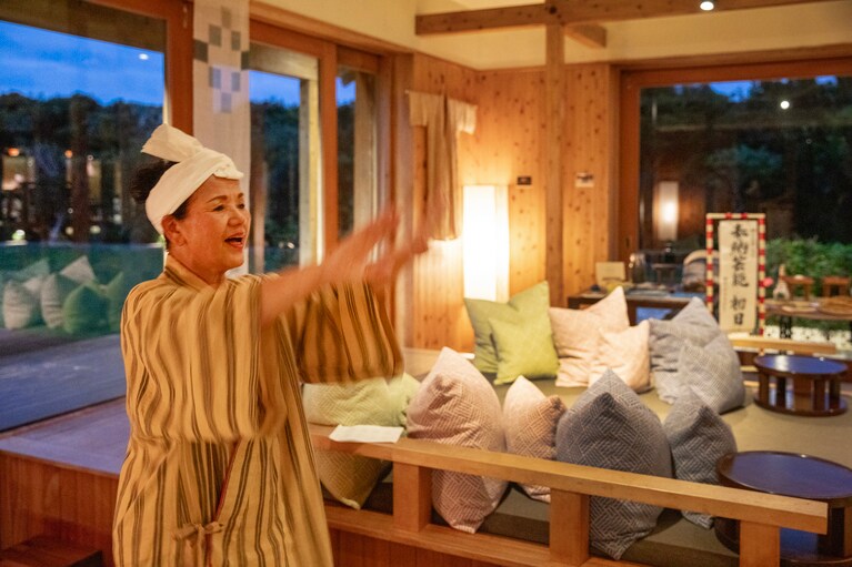 「世乞い体験ツアー」では、集落に出向く前に島の案内人「ひかいすん」による儀式の流れや唄・踊りのレクチャーも。