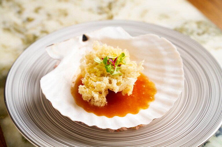 ジャンシェフが手掛ける「クリスピーな帆立のスイートチリソース」。