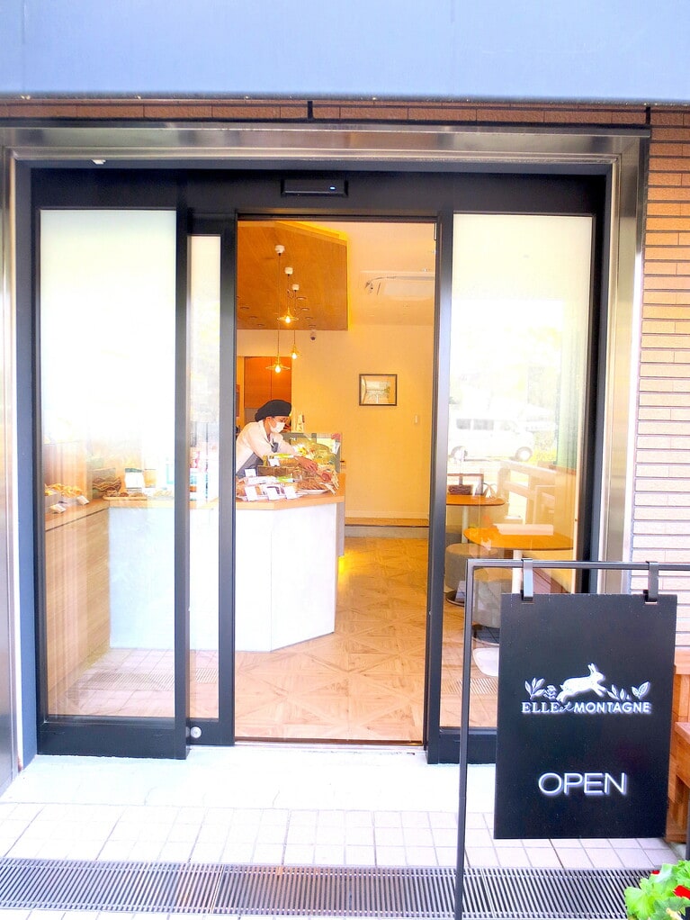 阪神芦屋駅から北へ徒歩約5分のところにある小さなお店。