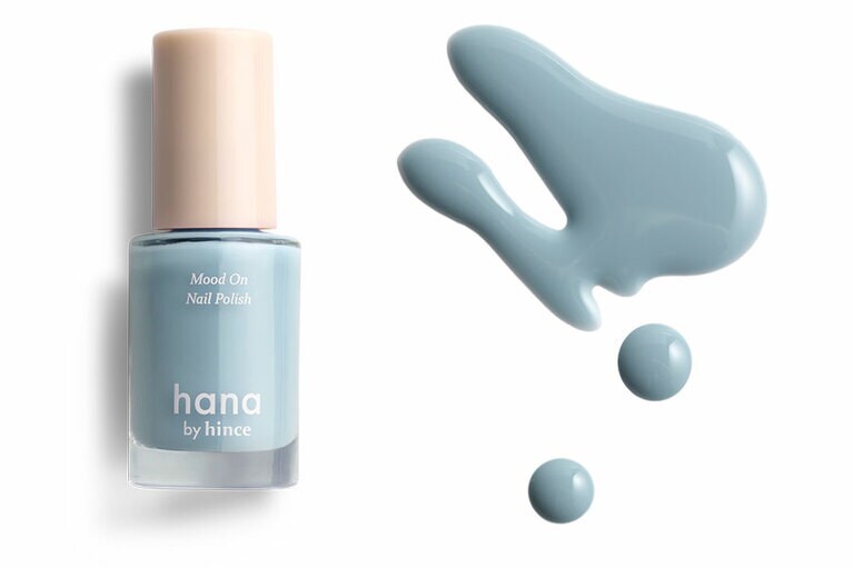 透明感と光沢感の高いシロップのようなネイル。あまり神経質にならずサッと塗っても、ムラなくツヤもキープした状態で速く乾き、優秀。くすみ感がオシャレでたまらない、03アッシュブルー ムードオンネイルポリッシュ 全3色 各680円／hana by hince