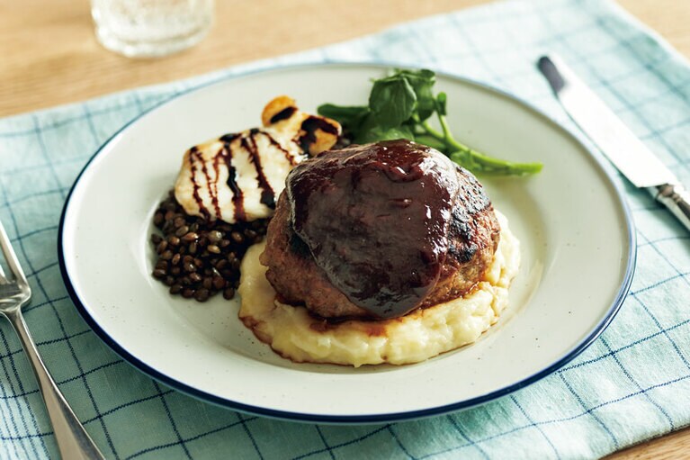 お店ではステーキで出す牛肉をハンバーグにしてお届け。つけ合わせまでレストランの料理が完成。