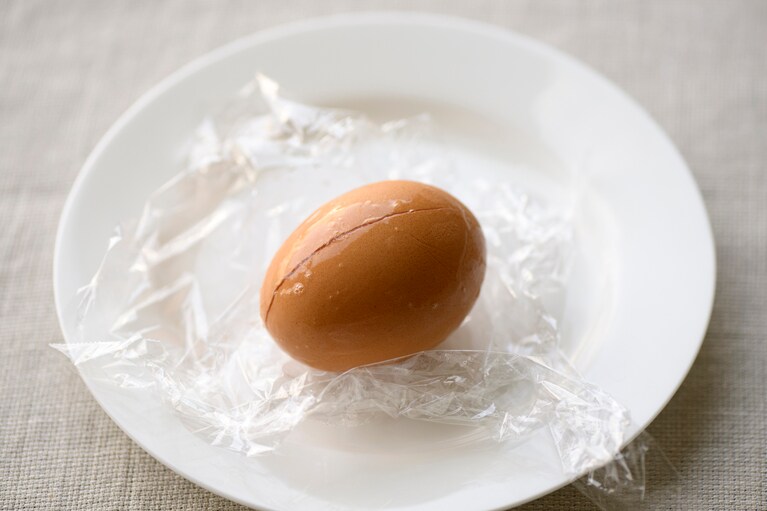 凍った卵。こんな感じで殻が割れやすいのでラップは必須。