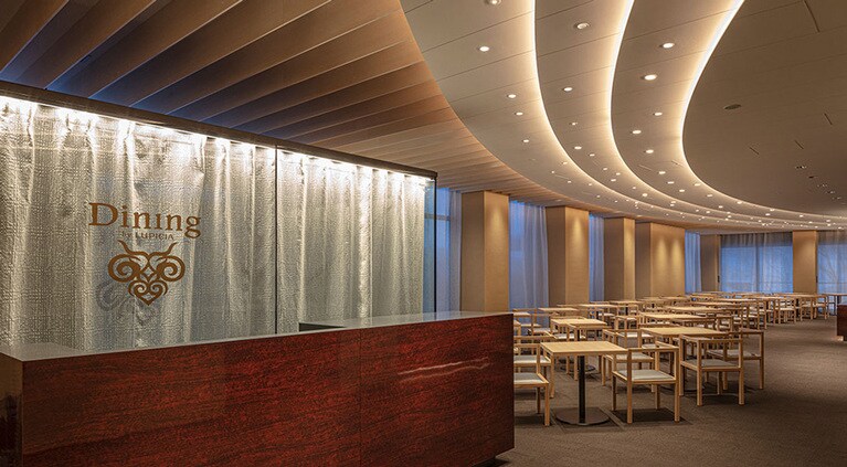 ゆったりくつろいで過ごせる店内。