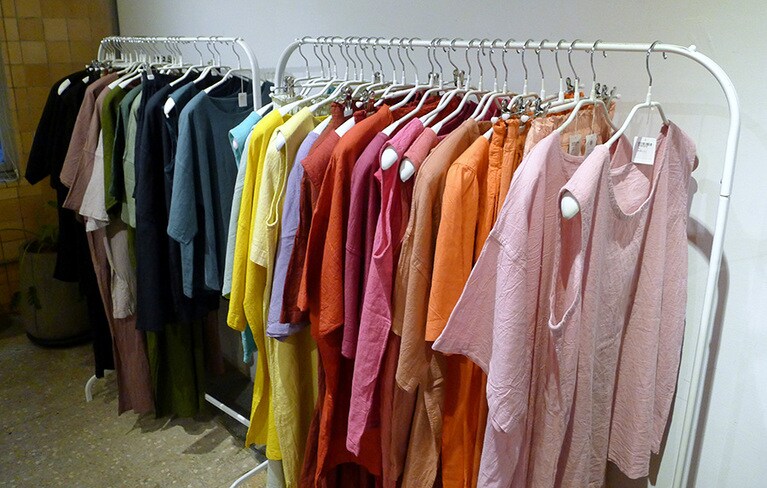 普段着にもオシャレ着にもなり、さまざまな着こなしが楽しめます。店ではコーディネートの見本も展示しています。