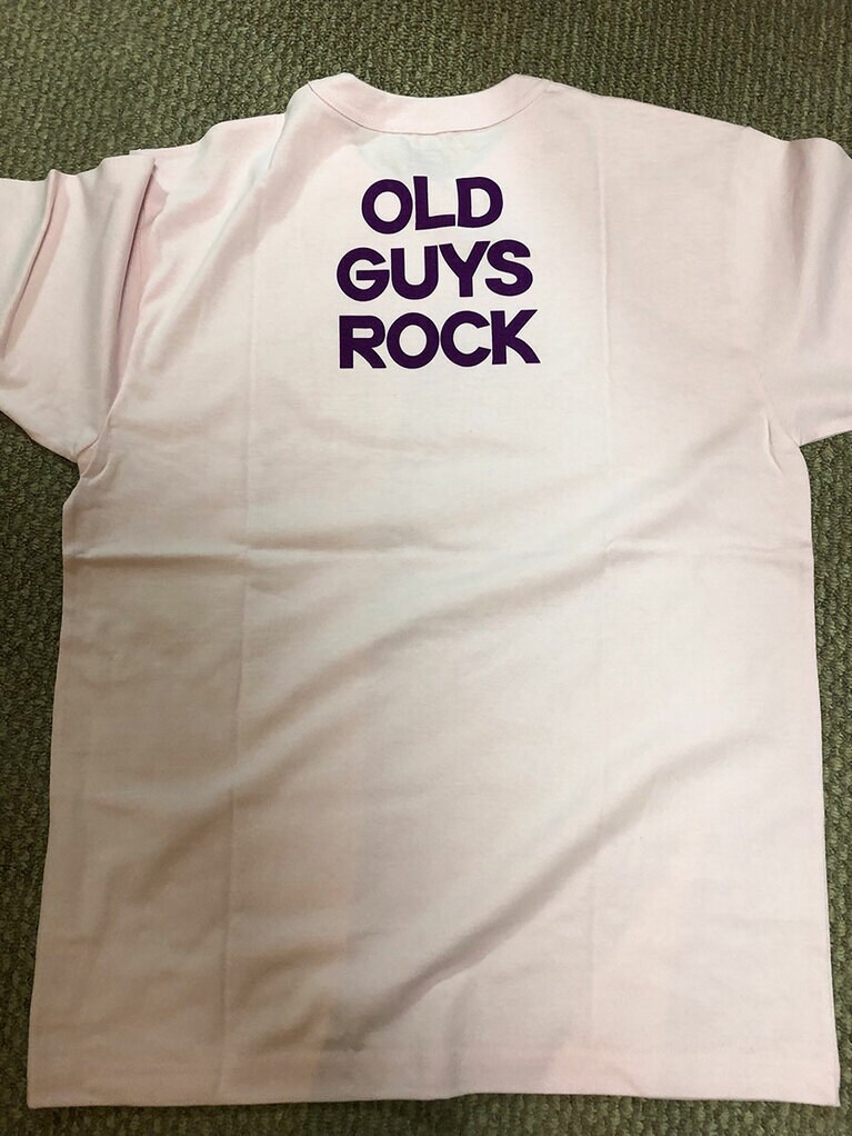 背中の「OLD GUYS ROCK」がイカすわ！　お出かけにも着ていける、オシャレなデザインである。背景に映る地味なカーペットについては触れないででいただきたい。