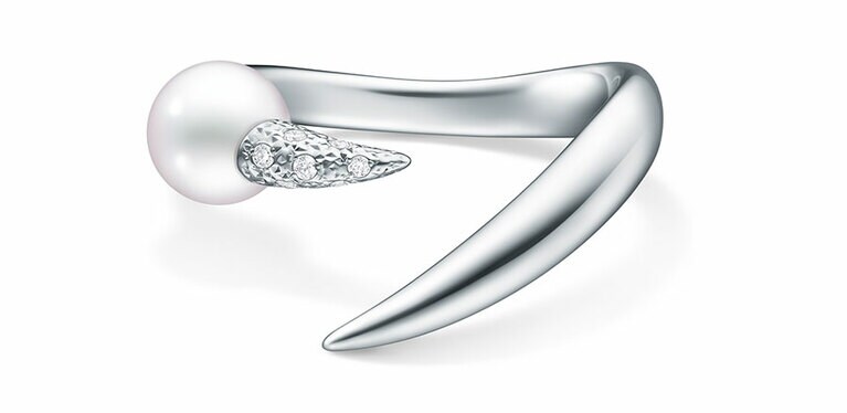 デインジャー ホ ー ン プラス リング（WG／あこや真珠／ダイヤモンド）550,000円。