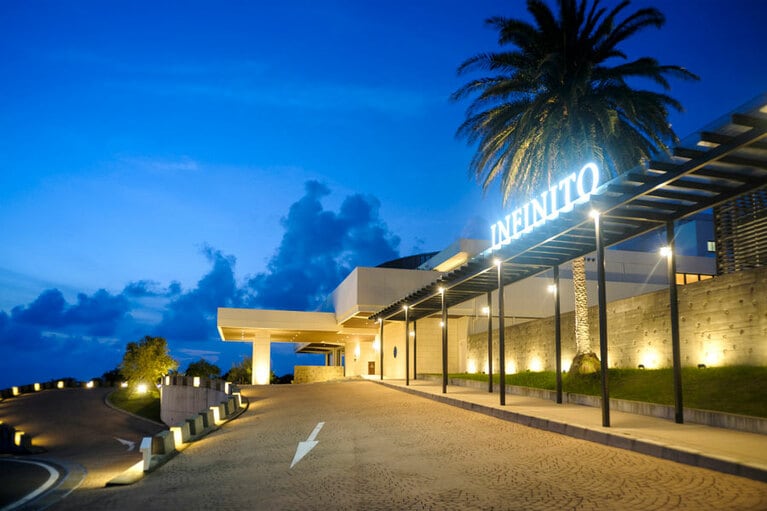 夜になると “INFINITO” の文字が鮮やかに輝きます。