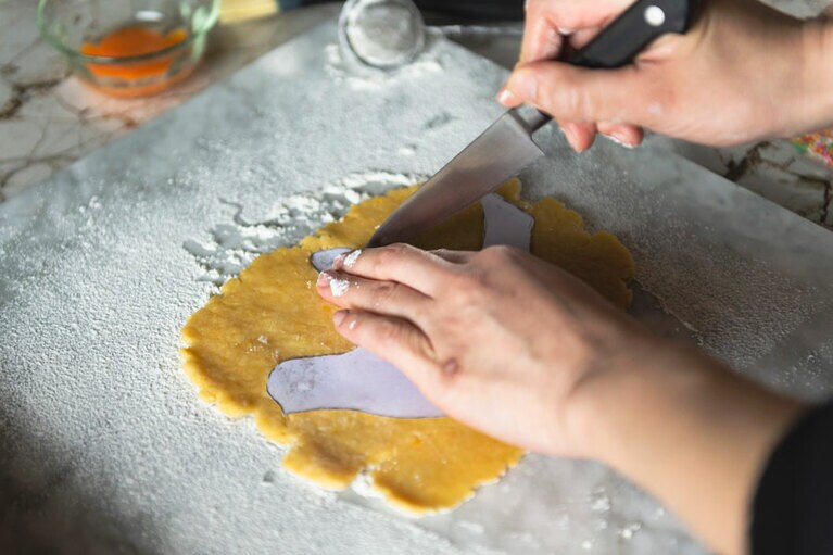 紙を生地にのせて包丁でかたどる方法が簡単です。