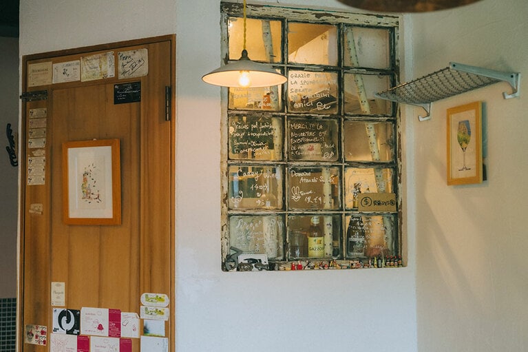 店内の席から見えるセラーのかわいさ！