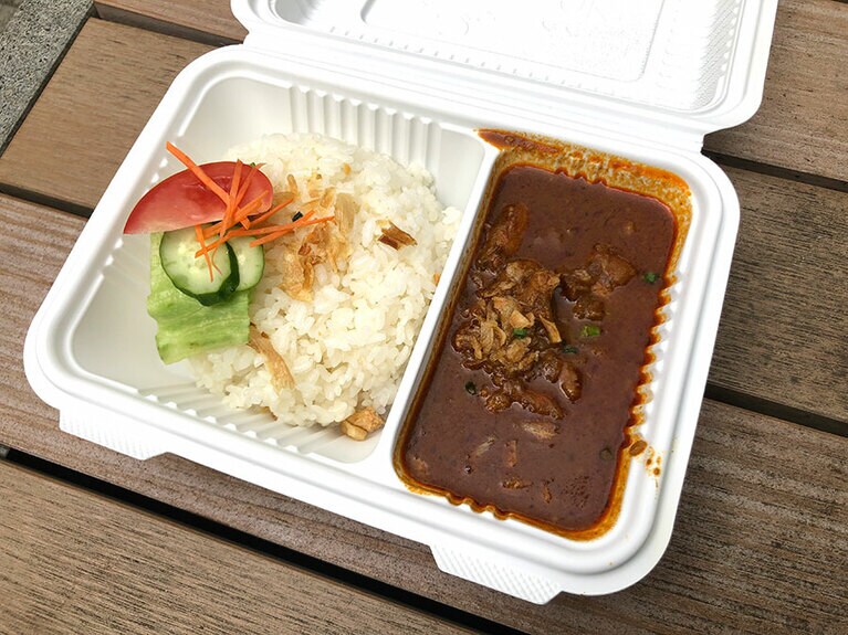 「チキンカレー」700円。ココナッツミルクのまろやかな風味のなかに、唐辛子のスパイシーさがしっかり効いている。