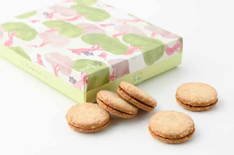 森の動物たちがひょっこり顔を出すかわいいデザイン。