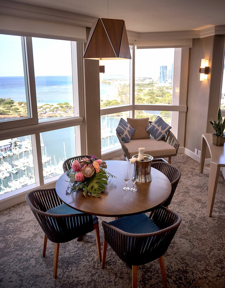 “オーシャン フロント スイート”(1泊 2,630ドル～)のリビング。