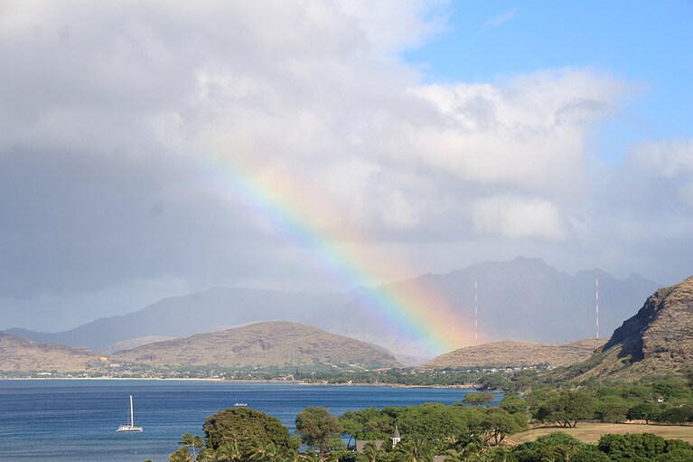 客室に案内されてすぐにラナイに出ると、虹が出迎えてくれた。