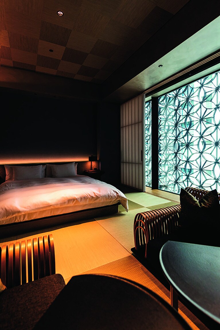 【星のや東京】畳と低めのインテリアが設えられた落ち着きある客室。麻の葉くずしの格子からやさしい光が差し込む。Photo: Wataru Sato
