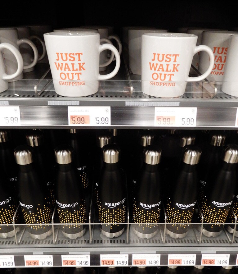 お土産によさそうな、「アマゾン・ゴー」のオリジナル商品も。