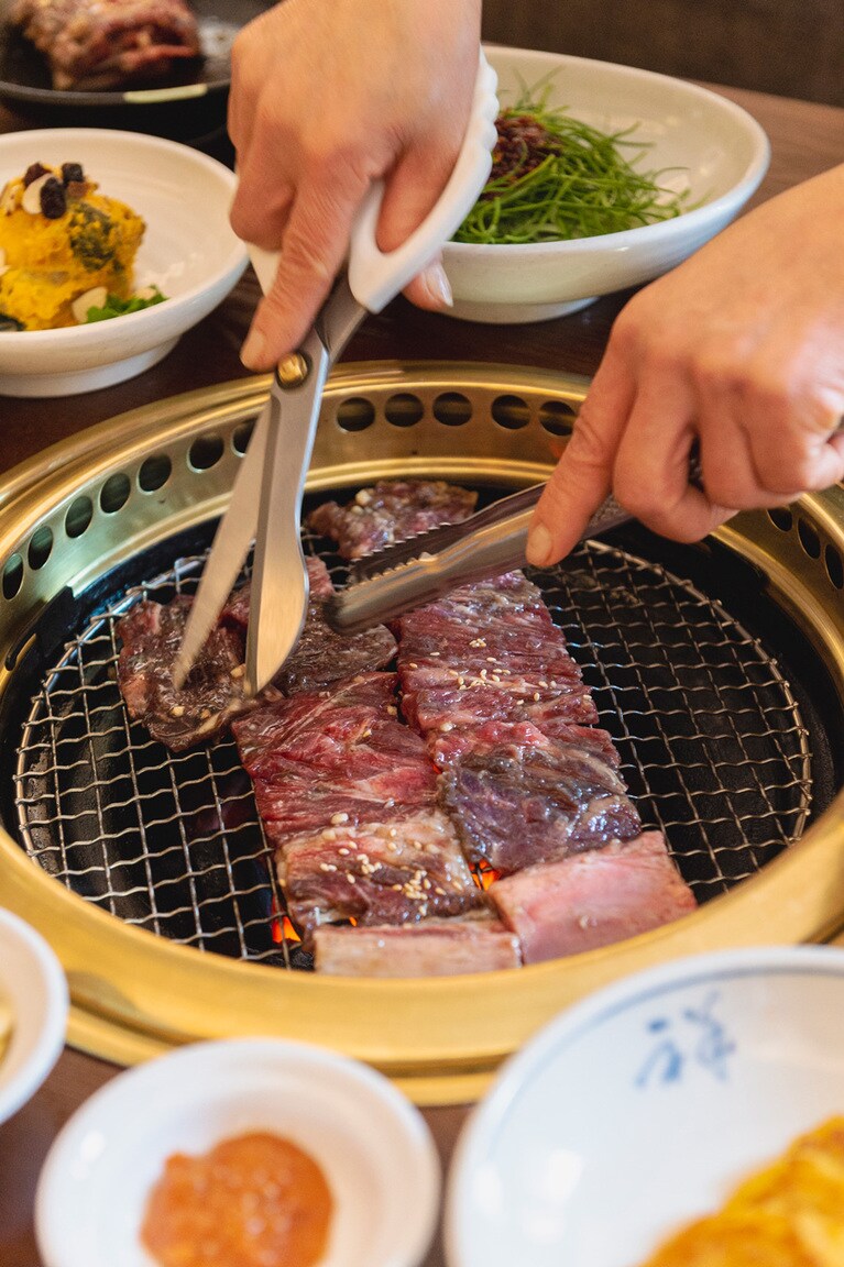 水原カルビは醤油を使わず、塩と砂糖で味をつけるのが特徴。