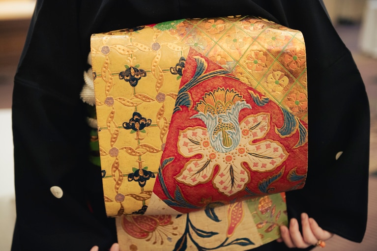 美術品のような「金唐革（きんからかわ）」の帯。