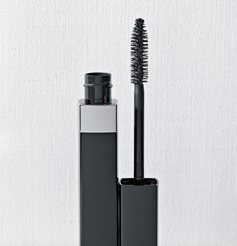 ディマンシオン ユルティム ドゥ シャネル 10　4,200円／シャネル