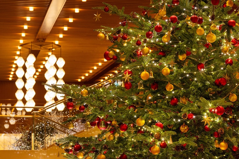 ロビーで象徴的な「オークラ・ランターン」と一緒に。