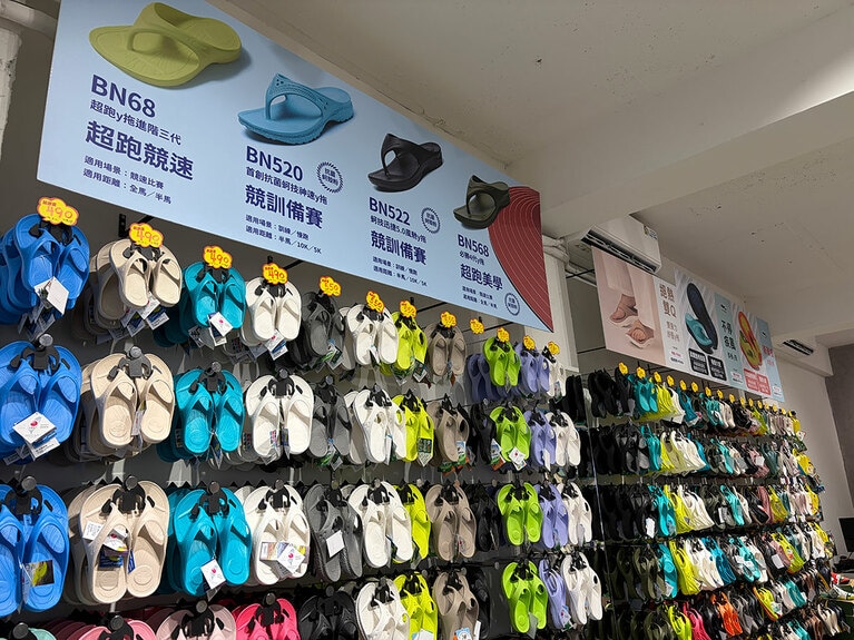 「サンダルなのに走れる」フィット感と、滑りにくさが特徴。店内では、商品の特徴や機能もわかりやすく紹介されています。