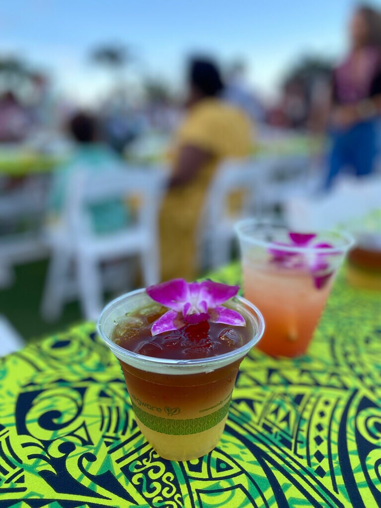 「マイタイ」などのカクテルを飲みながらショーのスタートを待ちます。