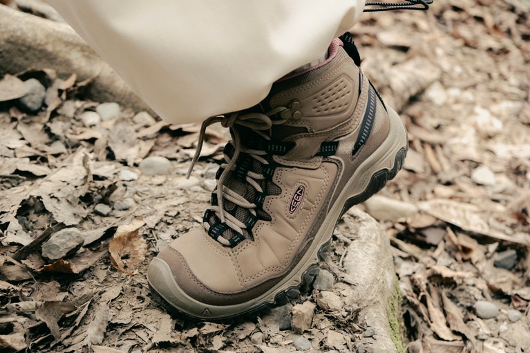 「キーン」の原点である“つま先を守る”設計を継承し、歩くときの足の動きを妨げないよう、足の関節の可動域に合わせてアッパーに切れ込みを入れた構造に。足を曲げたときにも無理な負担がかからず、自然な歩行をサポートしてくれます。