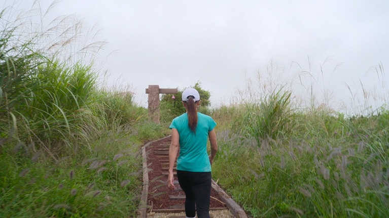 あいの里で100km走り切ったあと、鐘を鳴らしに向かったキャッシー（Netflix公式「X」より）。