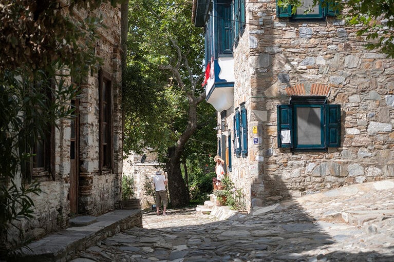 ドアンベイ村の石畳の道を登っていくとカフェやホステルがある。