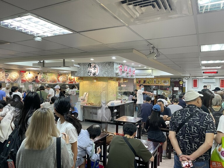 列の最後尾は少し見つけにくいかもしれませんが、周囲の人の動きを参考に、並ぶ場所を探してみてください。